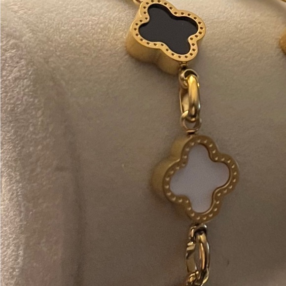 Gold and Black Clover shaped Bracelet 18k plated - Picture 2 of 4